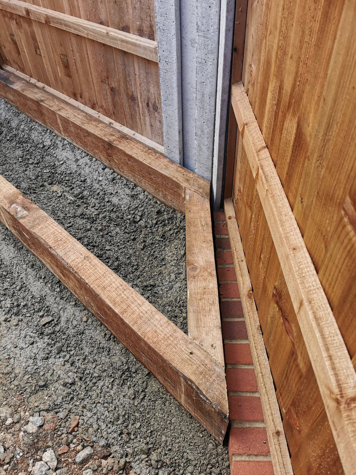Detail of the jointed sleeper retaining bed and concrete edging by DNR Build