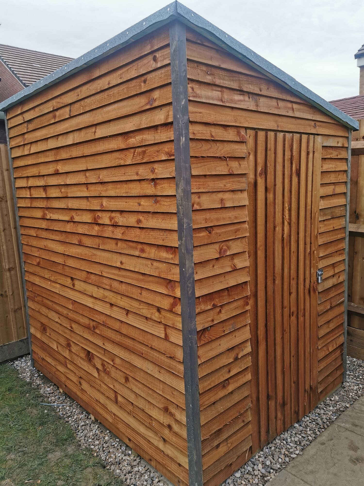 The finished bespoke shed with feather edge cladding and a felted apex roof by DNR Build