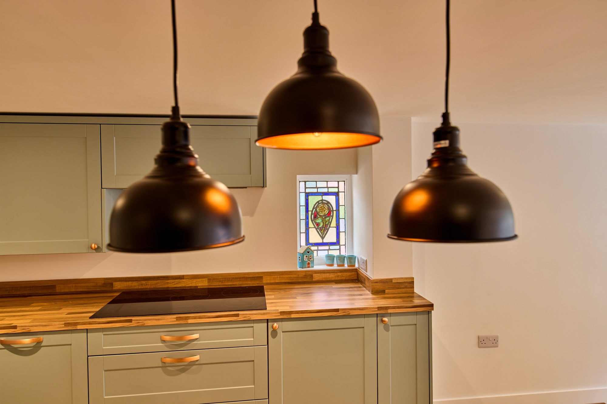The new open plan kitchen and dining room at the Old Timber Cottage in Stevenage by DNR Build (9 of 10)