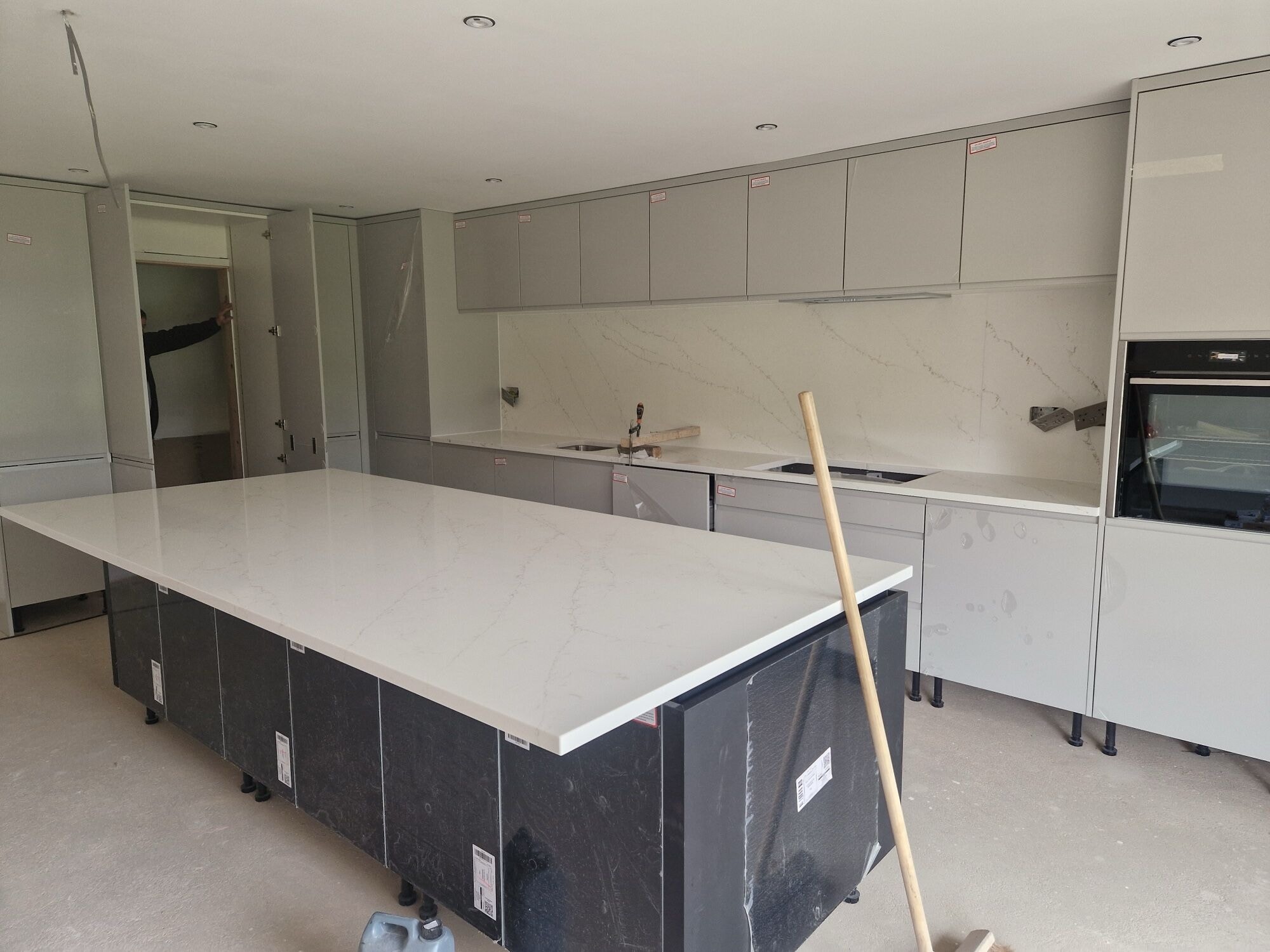 The new kitchen and open-plan family space at the Stevenage home by DNR Build (6 of 13)