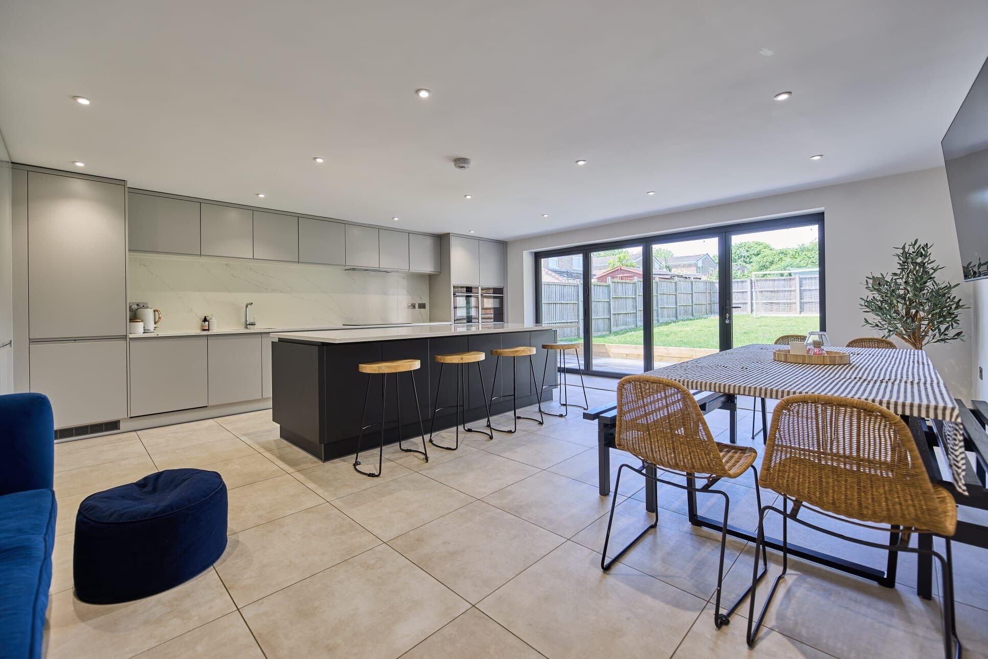 The new kitchen and open-plan family space at the Stevenage home by DNR Build (8 of 13)